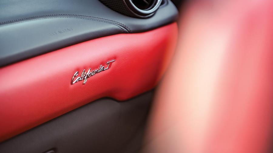 Детали интерьера Ferrari California T The Pinnacle (226893) 2017 года  (фото 4 из 29)